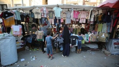 Gazzeliler enkaz arasında kurulan pazarda, kısıtlı imkanlarla bayram alışverişini yapıyor