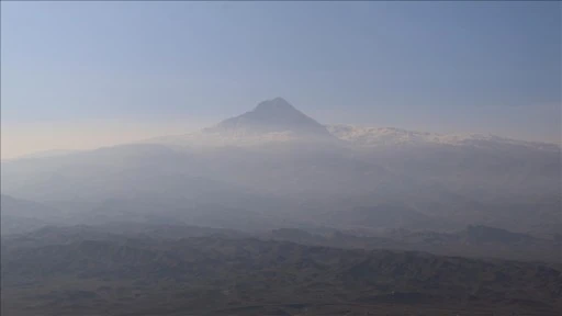 Iğdır'da Tekelti Dağı sisler arasında g&ouml;r&uuml;nt&uuml;lendi