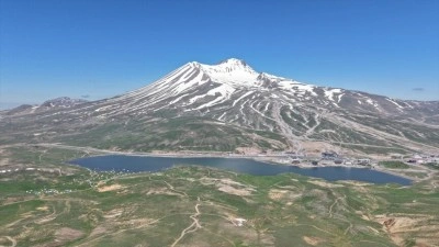 Ge&ccedil;en yaz kuruyan Tekir G&ouml;leti, Erciyes'in kar sularıyla doldu