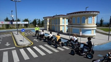 Geleceğin sürücüleri trafik kurallarını Karadeniz manzaralı parkta öğreniyor