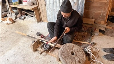 Geleneksel beşik ustası kaybolmaya y&uuml;z tutan mesleğini yaşatmaya &ccedil;alışıyor