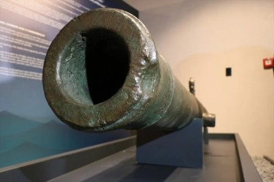 Gemi s&ouml;k&uuml;m&uuml;nde ele ge&ccedil;irilen bronz gemi topu ve g&uuml;lleleri İzmir'de g&ouml;r&uuml;c&uuml;ye &ccedil;ıktı