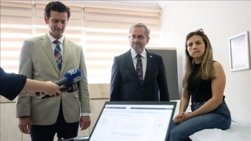 Genç anne beyin sapına takılan cihazla tekrar duymaya başladı