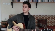 Genç müzisyen gitarıyla mazlumların acılarını anlatıyor