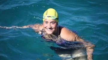 Genç yüzücü Aysu Türkoğlu, Manş Denizi'ni 16 saat 28 dakikada geçti