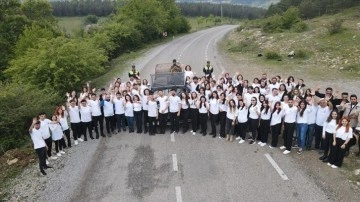 Gençler, Atatürk'ün yolunda "Gençlik Marşı"nı seslendirdi