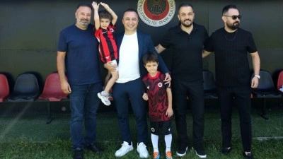 Gen&ccedil;lerbirliği Kul&uuml;b&uuml;, Fenerbah&ccedil;e ma&ccedil;ında forması &ccedil;ıkarılan &ccedil;ocuğu tesislerinde misafir etti