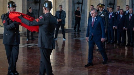 Gençlik ve Spor Bakanı Bak ile beraberindeki heyet, Anıtkabir'i ziyaret etti