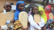 Gine'de tahta levha üzerinde Kur'an eğitimi