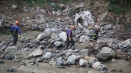 Giresun'da debisi yükselen derede suya kapılan iki işçiden biri öldü
