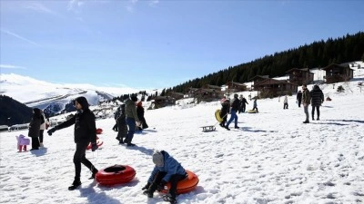 Giresun'da doğa tutkunları K&uuml;mbet Yaylası'ndaki kar festivalinde bir araya geldi