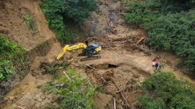 Giresun'daki etkili yağış mahalle ve k&ouml;y yollarında hasara neden oldu