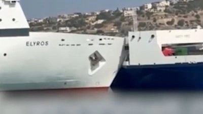 Girit Adası'nın Suda Limanı'nda yolcu gemisi ile y&uuml;k gemisi &ccedil;arpıştı