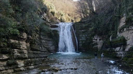G&ouml;lalan Şelalesi kışın da ziyaret&ccedil;i ağırlıyor