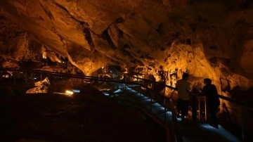 Gölbaşı'nın doğal kliması "Tulumtaş Mağarası" sıcak havadan bunalanların akınına uğra