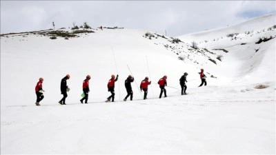 G&ouml;n&uuml;ll&uuml; arama kurtarma ekibine &ccedil;ığ olaylarına m&uuml;dahale i&ccedil;in karda zorlu eğitim