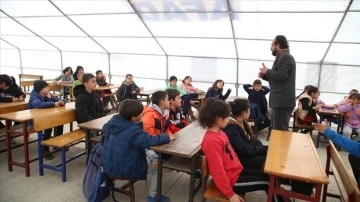 Gönüllü depremzede öğretmenler çadır okullarda öğrencileri geleceğe hazırlıyor