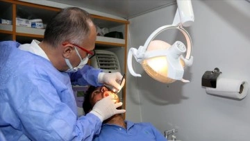 Gönüllü diş hekimleri Kahramanmaraş'ta depremzedelere mobil hizmet sunuyor