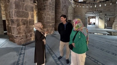 G&ouml;n&uuml;ll&uuml; gen&ccedil;ler Antalya'nın tarihi yerlerini ve k&uuml;lt&uuml;r&uuml;n&uuml; turistlere tanıtıyor