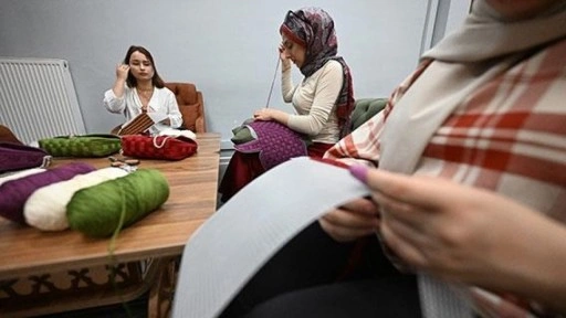 Gönüllü gençler şehit anneleri için çanta yaptı