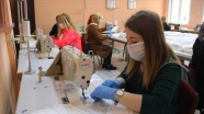 Gönüllü kadınlar 'imece' usulü maske üretiyor