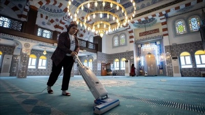 G&ouml;n&uuml;ll&uuml; kadınlar, ramazan &ouml;ncesi camileri titizlikle temizliyor