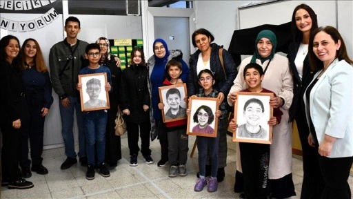 Gönüllü ressamlar, özel çocukların portrelerini karakalemle resmetti