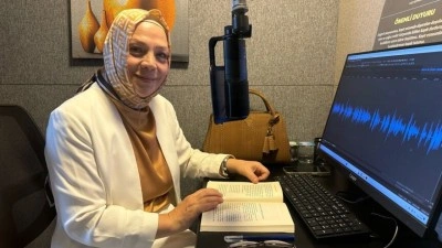 G&ouml;n&uuml;ll&uuml;ler, Rami K&uuml;t&uuml;phanesi'nde g&ouml;rme engelliler i&ccedil;in kitap seslendiriyor
