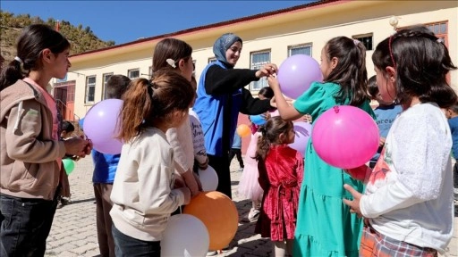 Gönüllüler sınır köylerinde yaptıkları etkinliklerle çocukların yüzünü güldürüyor