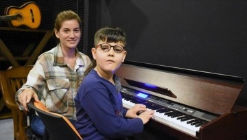 Görme engelli 9 yaşındaki Ertuğrul, piyanoyla hayatını renklendiriyor