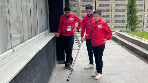 Görme engelli arkadaşları için 'akıllı baston' tasarladılar