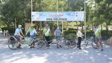 Görme engelli bisiklet tutkunları Van'daki festivale renk kattı