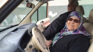 Görme engelli eşine 42 yıldır 'şoförlük' yapıyor
