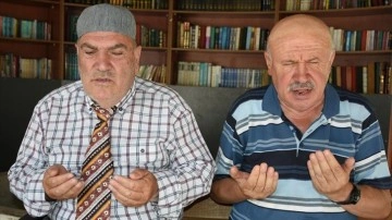 Görme engelli iki hafız, kasetten dinleyerek ezberledikleri Kur'an'ı dillerinden düşürmüyor