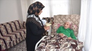Görme engelli kadın Kıbrıs gazisi eşine gönül gözüyle bakıyor