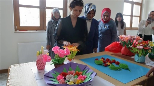 Görme engelli müzik öğretmeni origami ile görmediği figürlere şekil veriyor