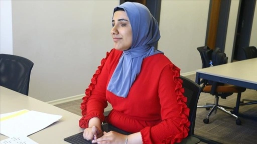 Görme engelli Rümeysa'nın dünyası okuyup-yazarak aydınlanıyor