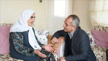 Görme engelli yaşlı kadın depremzedeler için yüzüğünü bağışladı