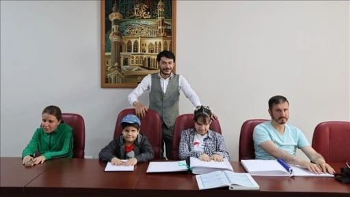 Görme engelliler parmaklarının ucuyla Kur'an-ı Kerim okumayı öğreniyor
