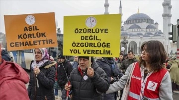 Görme engellilerden "farkındalık" yürüyüşü