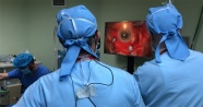 Göz hastalıkları profesörünün ameliyatını dünya izledi