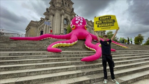 Greenpeace, derin deniz madenciliğine karşı Berlin'de protesto düzenledi