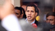 Guaido fotoğraf çekildiği yasa dışı örgüt liderlerini tanımadığını savundu