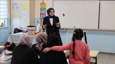 G&uuml;listan &ouml;ğretmen, okuma yazma bilmeyen kadınlara umut oldu