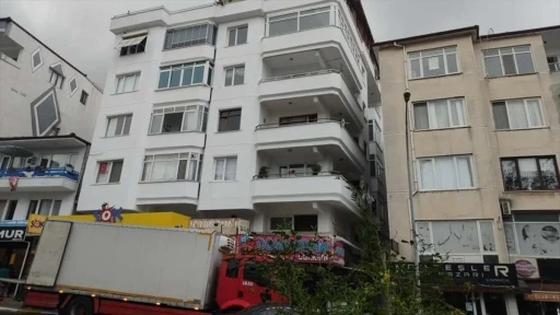 'Güllü' adıyla tanınan şarkıcı Gül Tut, Yalova'daki evinin balkonundan düşerek öldü