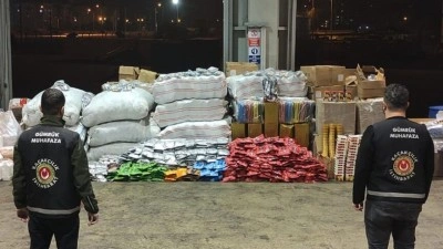 G&uuml;mr&uuml;kler Muhafaza ekipleri ka&ccedil;ak gıdanın &uuml;lkeye girişine ge&ccedil;it vermedi