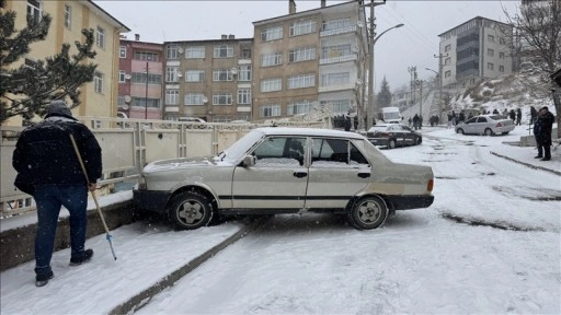 G&uuml;m&uuml;şhane'de ara&ccedil;ların buzlu yolda kayması kameraya yansıdı
