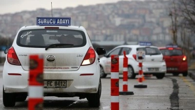 G&uuml;neşe &ccedil;ıkamayan s&uuml;r&uuml;c&uuml; adayı direksiyon sınavına akşam girecek