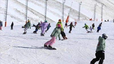G&uuml;neşli havayı fırsat bilen kayakseverler Paland&ouml;ken Kayak Merkezi'ne akın etti