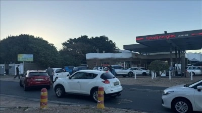 G&uuml;ney Afrika'da akaryakıt zammı &ouml;ncesi istasyonlarda uzun kuyruklar oluştu